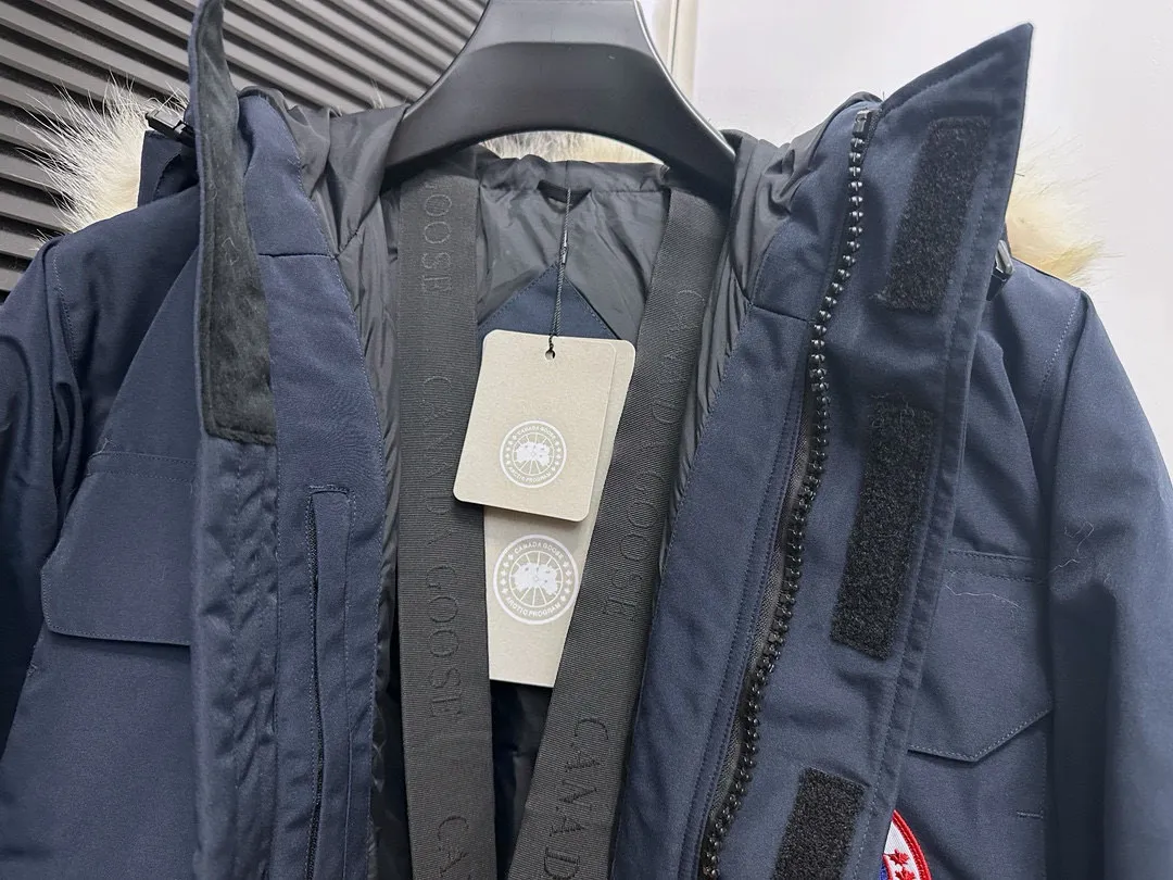 P780 Top Purchasing Version (Wolf Hair Optional) 🇨🇦CANADA GOOES 24 new models 08 models/couple models Factory direct supply: supplying global purchasing agents, micro-business, entities, Tmall, high-end stalls and studio cooperation, free shipping! Canada Goose Expedition Parka 2008 is the same style for men and women. It is mid-length and the most timeless classic. All Arctic and Antarctic scientific expedition teams choose Canada Goose as their cold-proof equipment. It is the Rolls-Royce of down jackets. ➖ Industry-leading anti-counterfeiting chip sensing. ➖ Imported Behringer embroidery machines and customized embroidery labels, the highest level and industry leading. ➖ Imported Korean 21-count polyester-cotton blended original fabric, TC85 waterproof coated fabric, water-repellent, windproof and wear-resistant. ➖ The new national standard 80 white duck down is filled with an average of 520 grams of down. The amount of down filled is industry-leading. ➖ 100% nylon lining with double double-layer sealing design to prevent velvet running, and seamless thread design on the cuffs! ➖ Western Canadian Green Wolf Collar. ➖ Yoshida YKK provides original factory-customized electroplated sliders. YKK two-way lockable zippers are tight and smooth and do not peel off paint. ➖ 3M composite Velcro is durable and the accessories and hardware are all custom-made. Note: Our copywriting is only simple and clear. Instead of bragging about the copywriting, it is better to compare and understand with samples. Only for the purest goose, the most dedicated, the most professional, the highest quality, the highest cost performance!  Size:XS-XXL